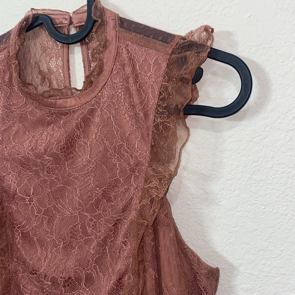 🎱Elegant Lace Sleeveless top! - Picture 1 of 10